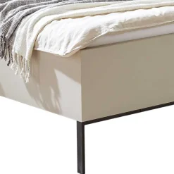 Bett Miltom