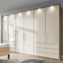 Großer Kleiderschrank Cnutria